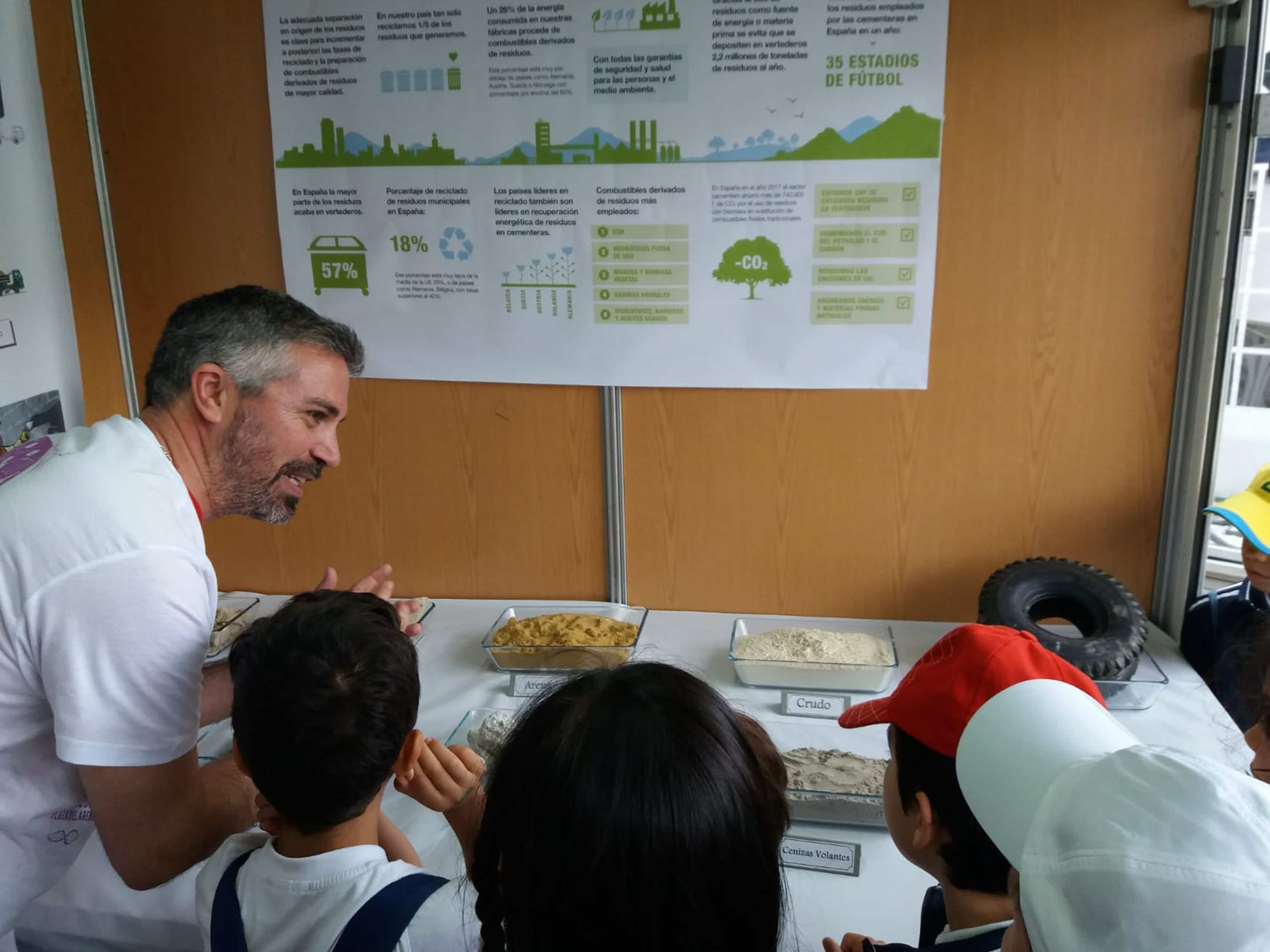 Holcim promueve el papel de la economía circular en la VII Feria de la Ciencia en la Calle