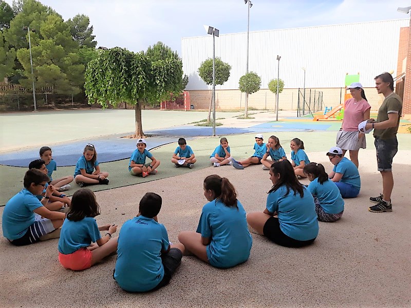 Los niños de Morata de Jalón buscan cómo aplicar los ODS en el campamento de inglés que organiza CEMEX en su pueblo