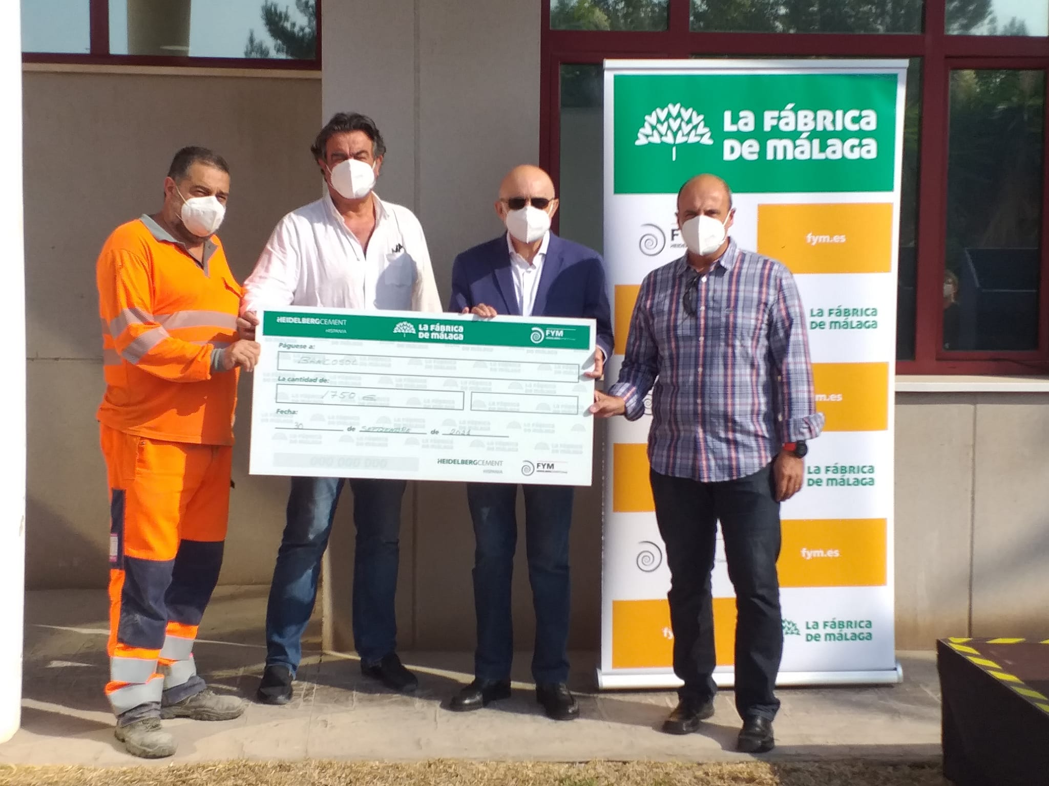 La fábrica de cemento de Málaga dona 3.500 kilos de alimentos a Bancosol