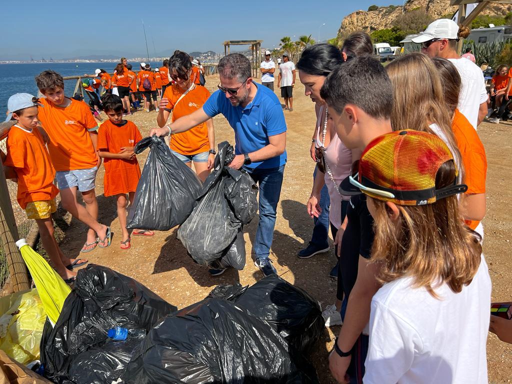 Una iniciativa de FYM-HeidelbergCement Group y el Club El Candado logra recoger 500 kilos de residuos de las playas de La Araña y el Peñón del Cuervo