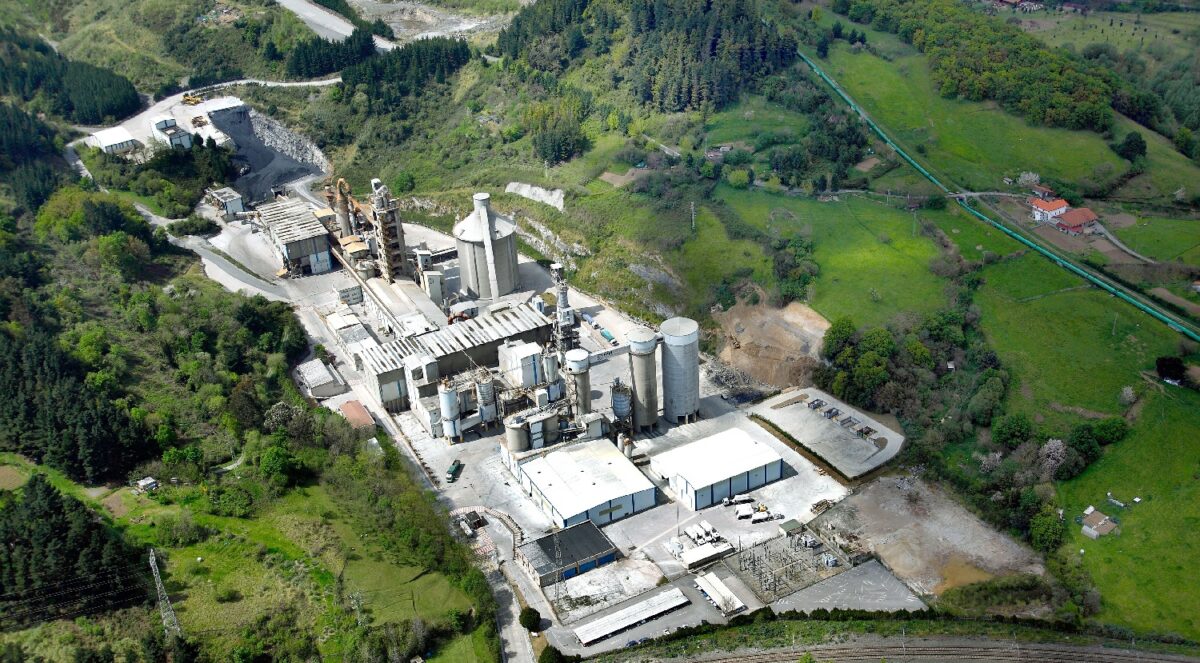 La fábrica de Arrigorriaga contribuye a la compra de seis arcones frigoríficos para el Banco de Alimentos de Bizkaia