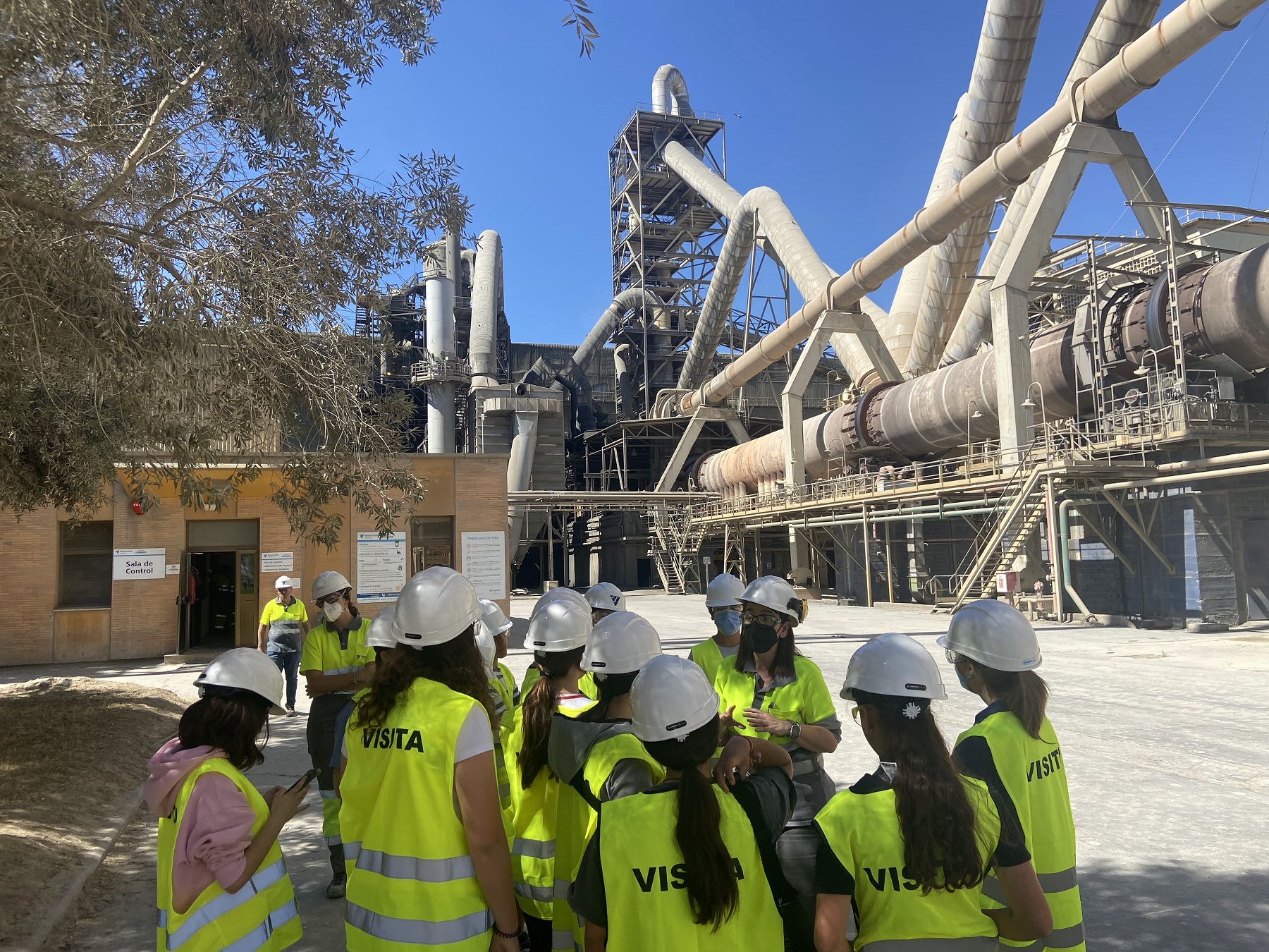 FLACEMA y Votorantim Cimentos reciben en la fábrica de cementos de Niebla a más de 50 alumnos del IES Alfonso Romero Barcojo