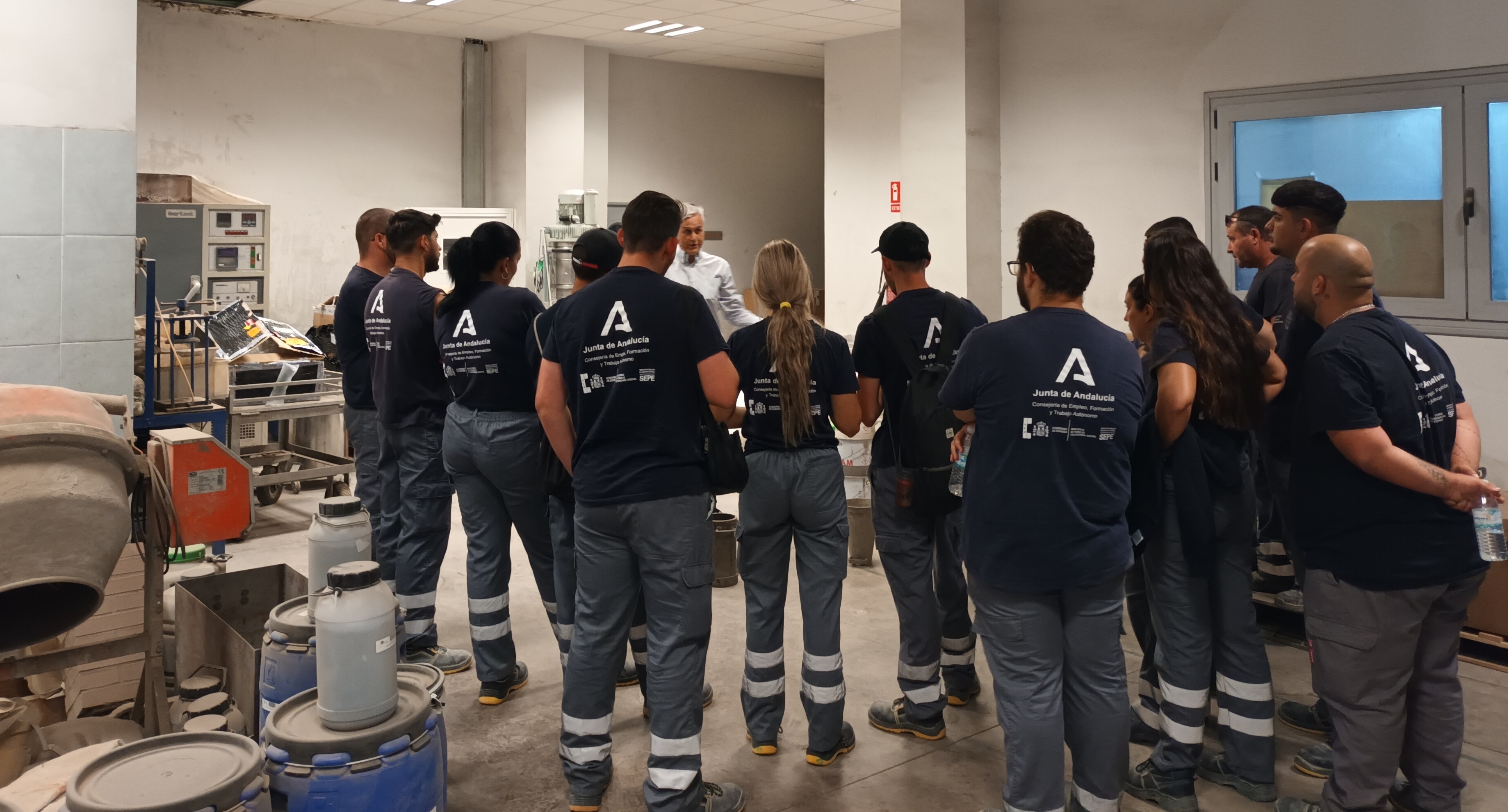 Alumnos de los programas de Empleo y Formación de la Junta de Andalucía visitan la fábrica de cemento de Alcalá de Guadaíra