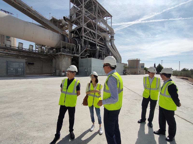 El secretario de Estado de Medio Ambiente, Hugo Morán, visita la fábrica de cemento de El Alto