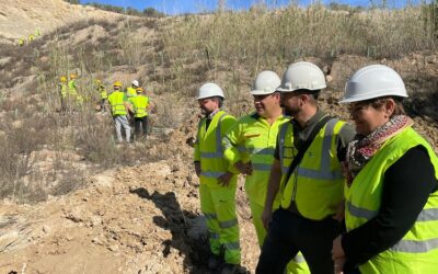 Alumnos del IES Algarb plantan árboles en la cantera Can Xumeu de Cemex