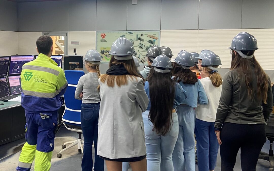 Escolares de Alcalá de Guadaíra participan en una jornada de concienciación medioambiental en la fábrica de Cementos Portland Valderrivas