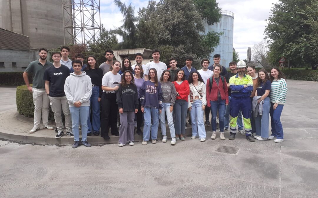 80 estudiantes de la Escuela de Ingenieros de la Universidad de Sevilla visitan la planta de Alcalá de Guadaíra de Cementos Portland Valderrivas