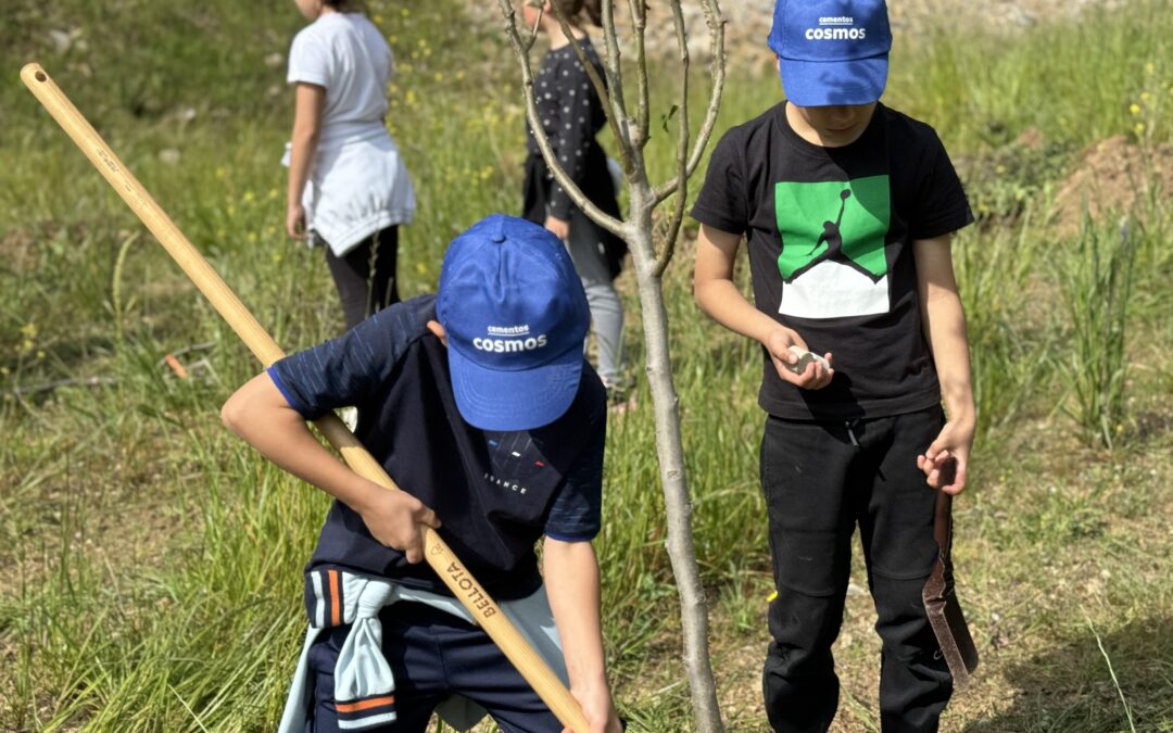 Votorantim Cimentos organiza una plantación de árboles en la cantera con escolares de Toral y Corullón