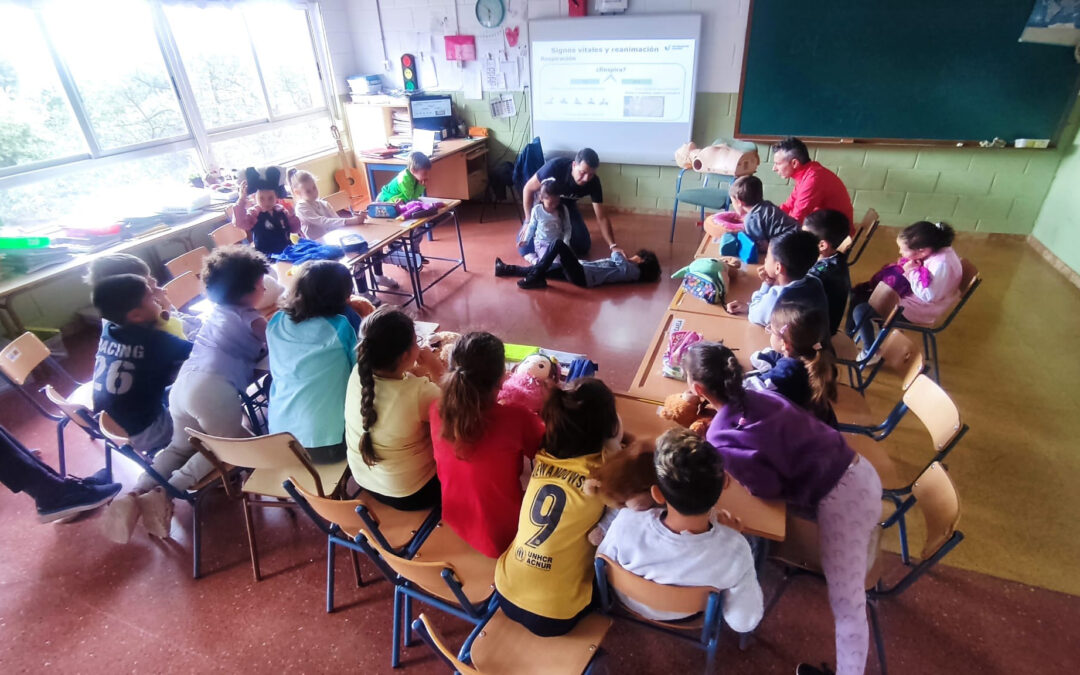 La fábrica de Málaga enseña a escolares de la zona técnicas de primeros auxilios y hábitos de alimentación y vida saludables