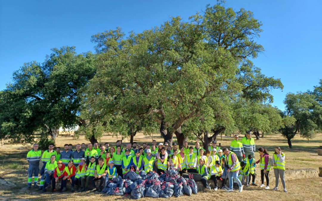 Voluntarios de la cementera y escolares del colegio San Walabonso limpian las zonas del pantano de Niebla y de La Jareta