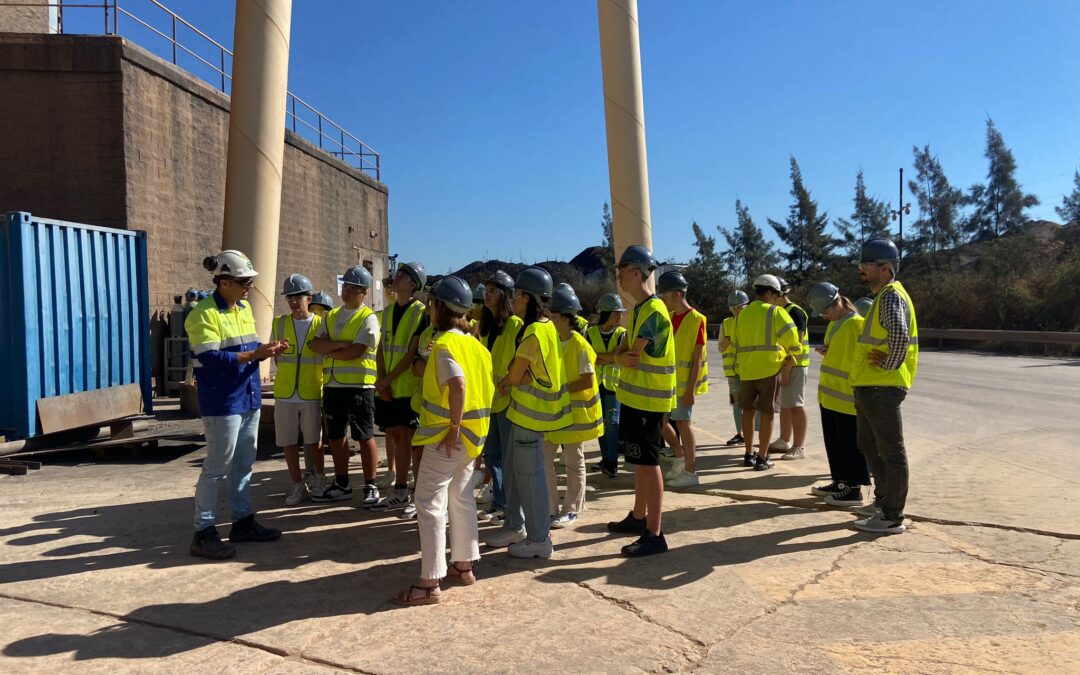 Alumnos y profesores del IES Doña Leonor de Guzmán visitan la fábrica de Alcalá de Guadaíra de Cementos Portland Valderrivas