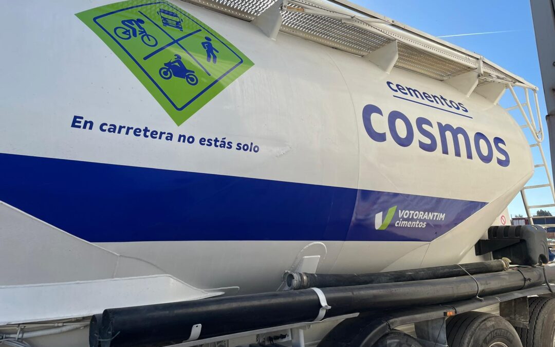Votorantim Cimentos lanza un nuevo mensaje en sus camiones cisterna para celebrar el Día Mundial de la Seguridad Vial