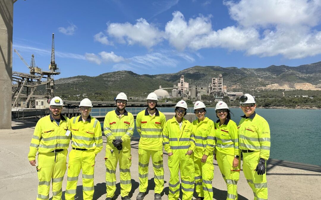 Cinco jóvenes celebran su graduación en la fábrica de Alcanar de Cemex